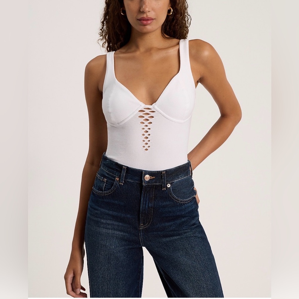 Body Contour Seamless Ribbed V-
Neck Mesh Bustier Bodysuit